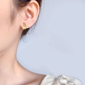 Élégantes boucles d'oreilles carpe koï dorées avec écailles détaillées style chinois