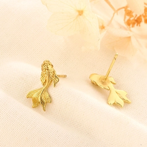 Boucles d'oreilles carpe koï dorées avec écailles détaillées et texture de nageoire
