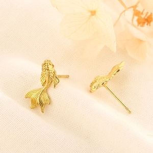 Boucles d'oreilles carpe koï dorées avec écailles détaillées et textures de nageoires