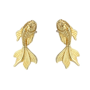 Boucles d'oreilles carpe koi dorées avec écailles gravées et finition métallique élégante