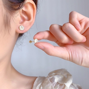 Orecchini a perno retrò con camelia bianca e perla, elegante finitura dorata