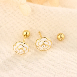 Orecchini a perno vintage a camelia con smalto bianco e placcatura in oro