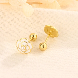 Orecchini a perno vintage a camelia con perle placcati in oro S925 su sfondo di lino