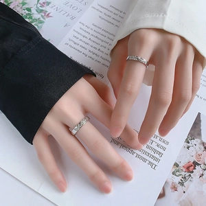 Gros plan de bagues en argent S925 avec texture martelée sur un fond vintage