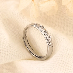 Vue détaillée de la bague en argent S999 avec motif de cochon en relief et poinçon