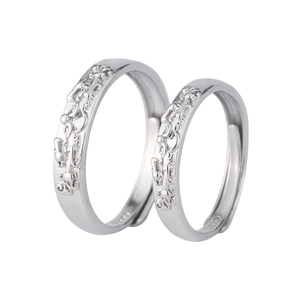 Vue détaillée des bagues de couple en argent S925 avec motifs en relief vintage