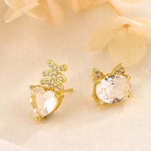 Boucles d'oreilles asymétriques chat et cœur dorées avec pierres zircons brillants