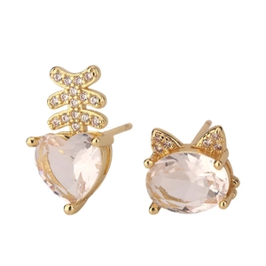 Boucles d'oreilles dorées chat et arête de poisson avec zircons roses étincelants