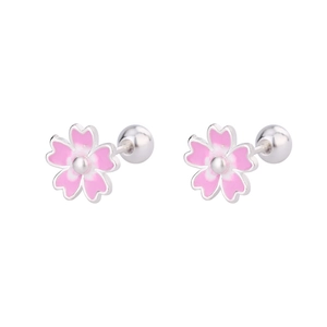 Dettaglio di orecchini a lobo fiori di ciliegio in argento S925 con chiusura a vite