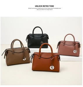 Détail de quatre grands sacs à main en cuir de différentes couleurs avec breloques F
