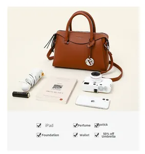 Détail du sac cabas marron grainé montrant sa grande capacité avec divers objets