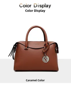 Vue détaillée du sac en cuir caramel avec deux poignées et accessoire gland