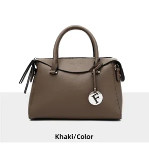 Détail du sac Boston en cuir grainé kaki avec gaufrage doré et pendentif lettre F