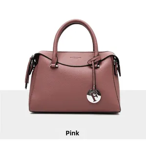 Vue détaillée du sac à main rose poudré en cuir grainé avec pendentif en métal F