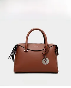 Grand sac à main marron avec pendentif F argenté et texture cuir litchi élégante