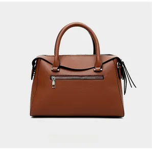 Vue arrière du cabas en cuir marron à motif litchi avec poche zippée argentée et glands