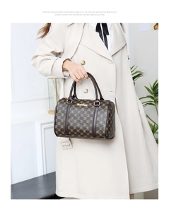 Gros plan du sac Boston avec motif monogramme M marron et logo en métal doré