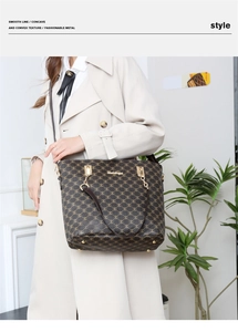 Détail du sac cabas marron foncé avec monogramme M et accents de chaîne dorée