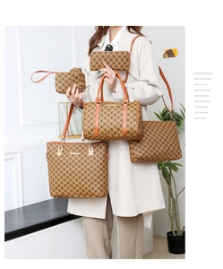 Détails d'un ensemble de 5 sacs marron avec imprimé monogramme et finitions dorées