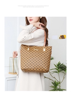 Vue détaillée du sac cabas en cuir marron avec monogramme motif M et clous dorés fins