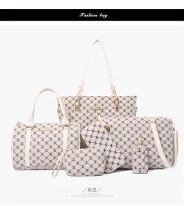 Ensemble détaillé de six sacs à main beige avec motif monogramme et garniture dorée