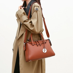Sac cabas en cuir litchi marron avec pendentif en métal et bandoulière réglable