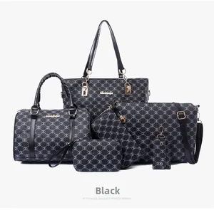 Détail d'un ensemble de 6 sacs à main noirs avec motifs monogrammes et dorures