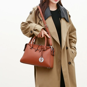 Sac à main Boston en cuir marron avec poignées rondes et bandoulière réglable