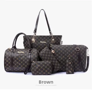 Détail d'un ensemble de 6 sacs marron pour femmes avec logo et finitions métalliques dorées