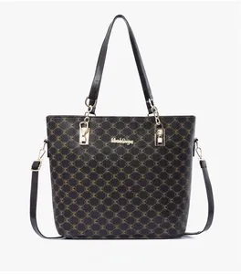 Vue détaillée de face du sac cabas en cuir marron avec imprimé monogramme et logo en métal doré
