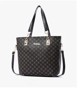 Détail du sac cabas noir en cuir PU avec imprimés M et accessoires dorés