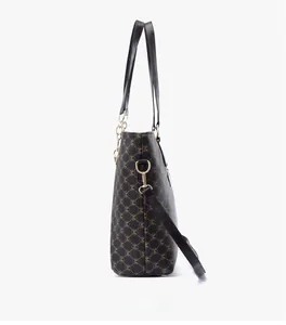 Vue latérale du sac cabas marron foncé avec logo et accessoires en métal doré