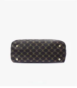 Vue détaillée du fond du sac avec clous métalliques et motif monogramme rétro