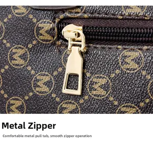Gros plan détaillé de la fermeture éclair dorée et de l'imprimé logo sur le sac marron