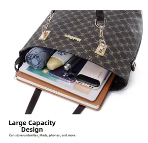 Grand sac fourre-tout marron foncé montrant le rangement de tablettes et objets