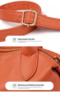 Dettaglio della fibbia regolabile e delle cuciture sulla borsa in pelle arancione
