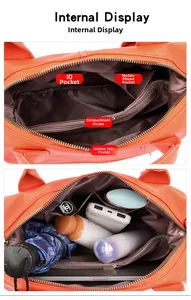 Dettaglio dell'interno della borsa arancione con scomparti multipli e tasche interne