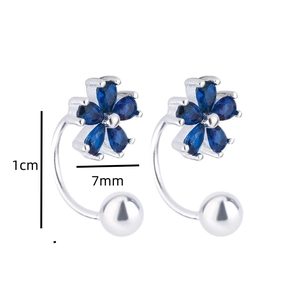 Detailansicht der silbernen Blumenohrringe mit 7mm blauen Zirkonia und 1cm Verschluss
