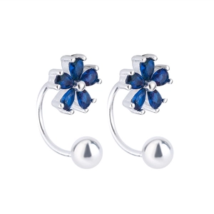 Detailansicht der Ohrringe mit blauem Zirkonia-Blume, Silberbogen und Schraubverschluss