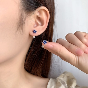 Ohrstecker mit blauen Zirkonia-Blumen, silbernen Blütenblättern und praktischem Schraubverschluss