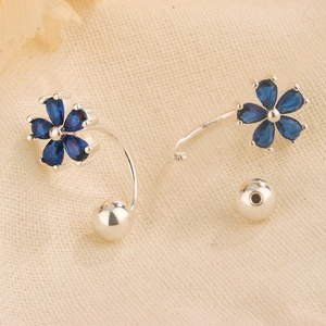 S925 Silber Blumen-Ohrstecker mit blauen Zirkonia-Blütenblättern und sicherem Schraubverschluss