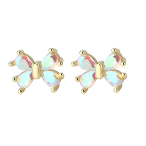 Gros plan sur des boucles d'oreilles papillon dorées avec pierres œil-de-chat irisées