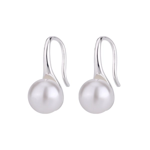 Boucles d'oreilles pendantes élégantes en perles d'eau douce argentées sur fond blanc