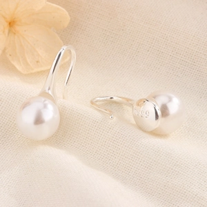 Élégantes boucles d'oreilles en perles d'eau douce en argent S999 sur fond en tissu textile