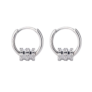 Gros plan de boucles d'oreilles en argent S925 avec trois perles coulissantes texturées