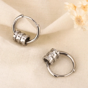Créoles en argent sterling S925 poli avec perles texturées sur lin beige naturel