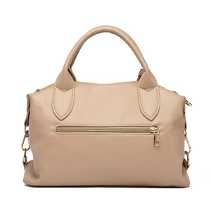 Borsa a mano beige in pelle martellata con manici rotondi e dettagli dorati su bianco
