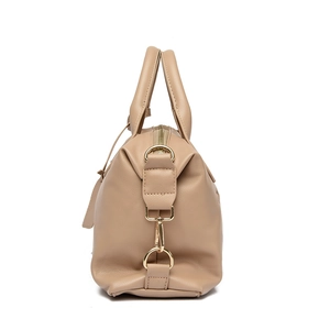 Elegante borsa beige in pelle martellata con dettagli dorati e doppi manici
