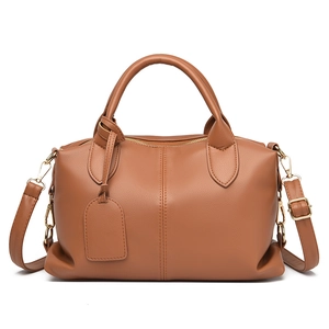 Dettaglio borsa Boston in pelle PU caramello con trama litchi e hardware dorato