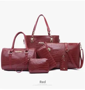 Détail de l'ensemble de 6 sacs rouges effet crocodile avec élégantes finitions dorées